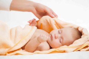 Kako i kada kupati svoju novorođenu bebu?