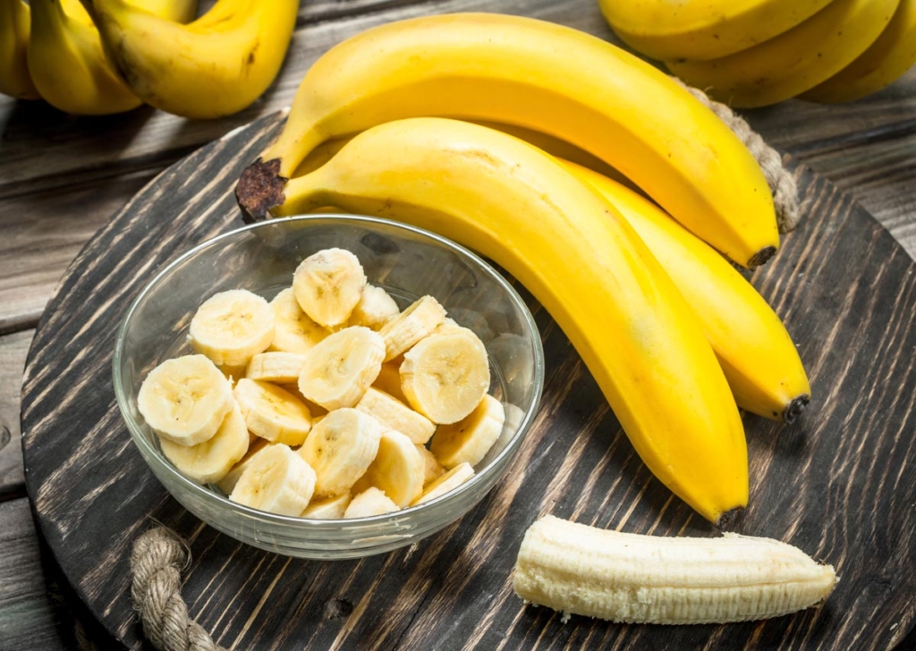 banane i kriske banane u staklenoj zdjeli