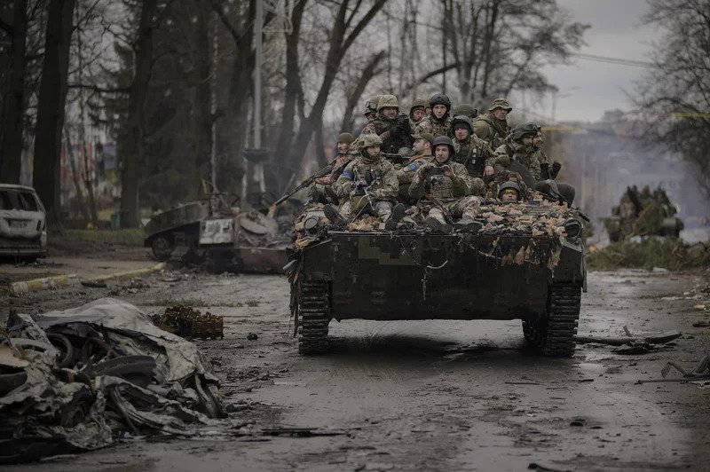 Oklopni transporter sa vojnicima u Ukrajini
